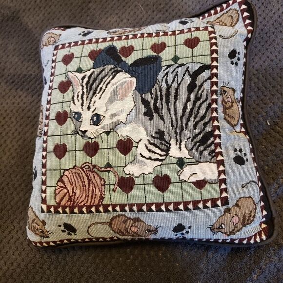 * Decorator pillow, cat with yarn - Picture 1 of 2